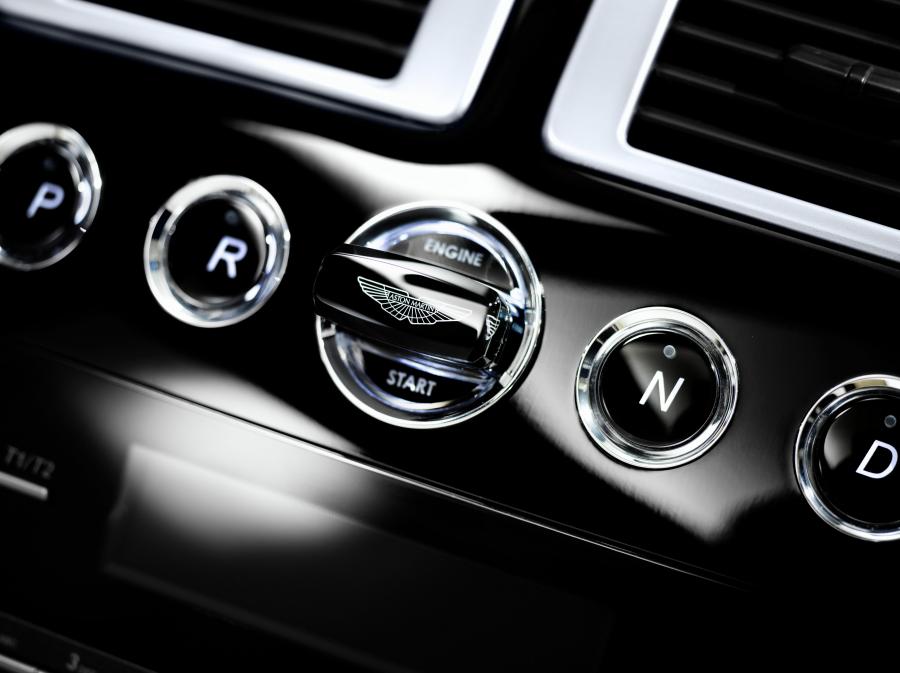 Детали интерьера Aston Martin Virage Volante 2011 года  (фото 6 из 19)